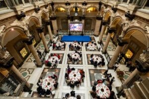 Pranzo-Natale-in-Camera-di-Commercio-2-foto-Sergio-Siano-300x200 Torna il pranzo di Natale per i poveri in Camera di Commercio di Napoli