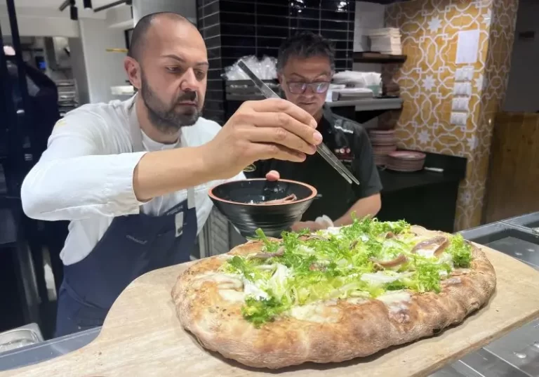 Angelo-Carannate-e-Federico-Guardascione-allopera-768x537.jpg Il Colmo del Pizzaiolo? Federico Guardascione si fa in tre