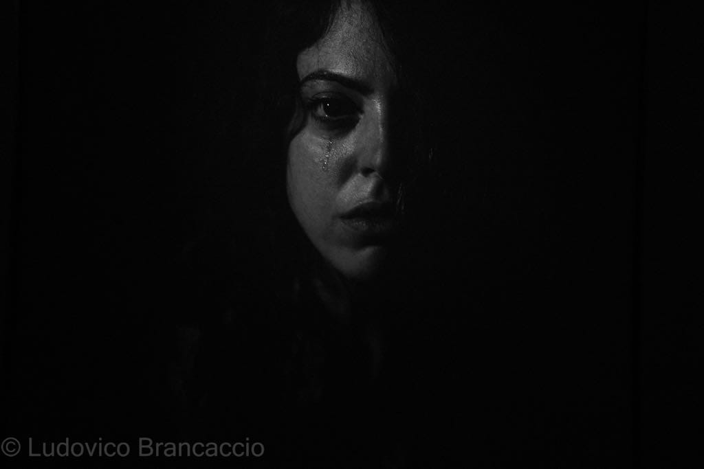 417419465_10232316667640941_7823783383494343691_n DRAMA, le ferite della luce di Cesare Accetta Al Blu di Prussia