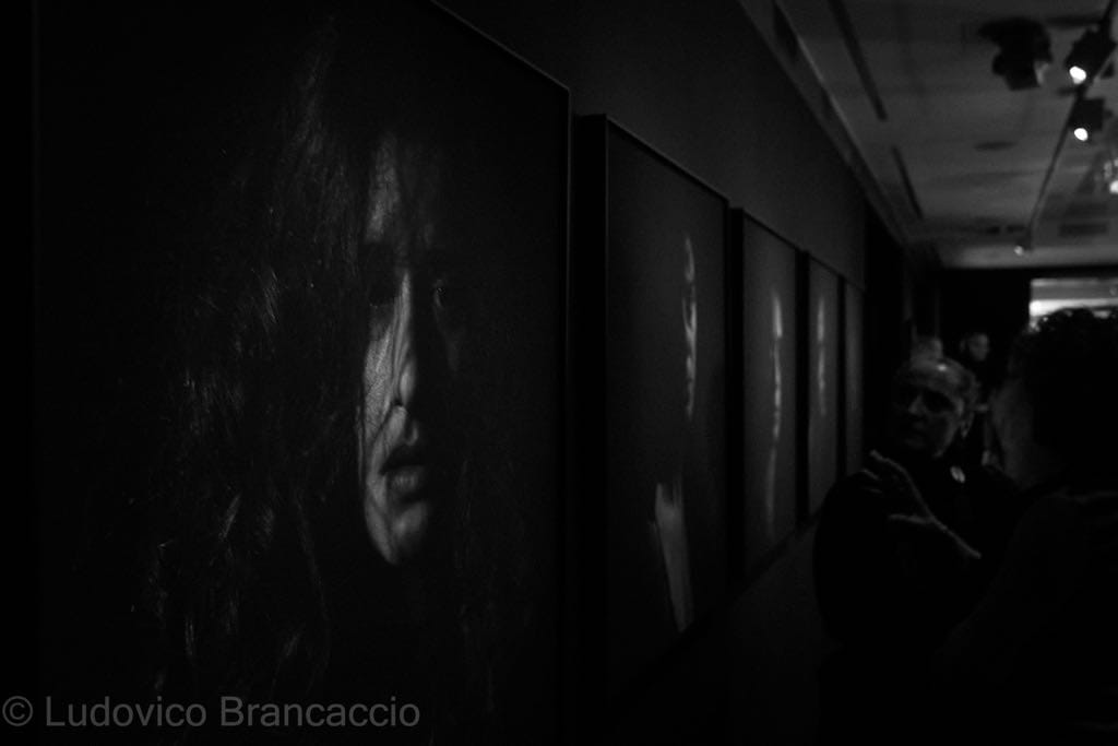 417534110_10232316692481562_7377449119821741930_n DRAMA, le ferite della luce di Cesare Accetta Al Blu di Prussia