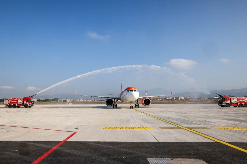 240711_easyJet_VoloInaugurale_MXPQSR_Atterraggio1 easyJet avvia le operazioni all'aeroporto di Salerno con il primo volo da Milano Malpensa