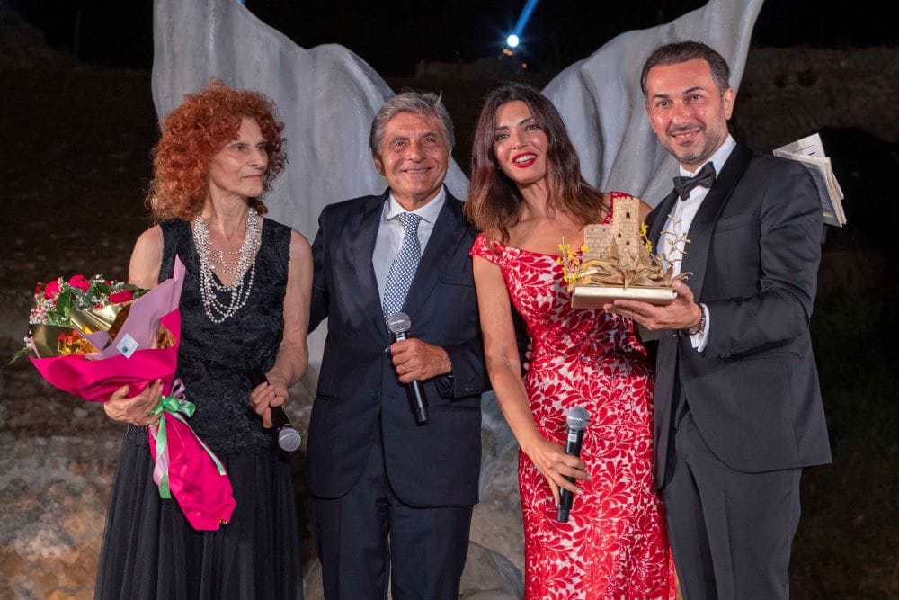 Da-sx-Cettina-Prezioso-il-Sindaco-di-Avella-Vincenzo-Biancardi-Alessia-Mancini-e-Antonio-Larizza-Copia Avella, Anfiteatro Romano sold out per la consegna dei premi Artis Suavitas 2024