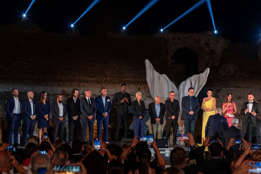 I-premiati-di-Artis-Suavitas-2024-sul-Palco-dellAnfiteatro-Romano-di-Avella-Copia Avella, Anfiteatro Romano sold out per la consegna dei premi Artis Suavitas 2024