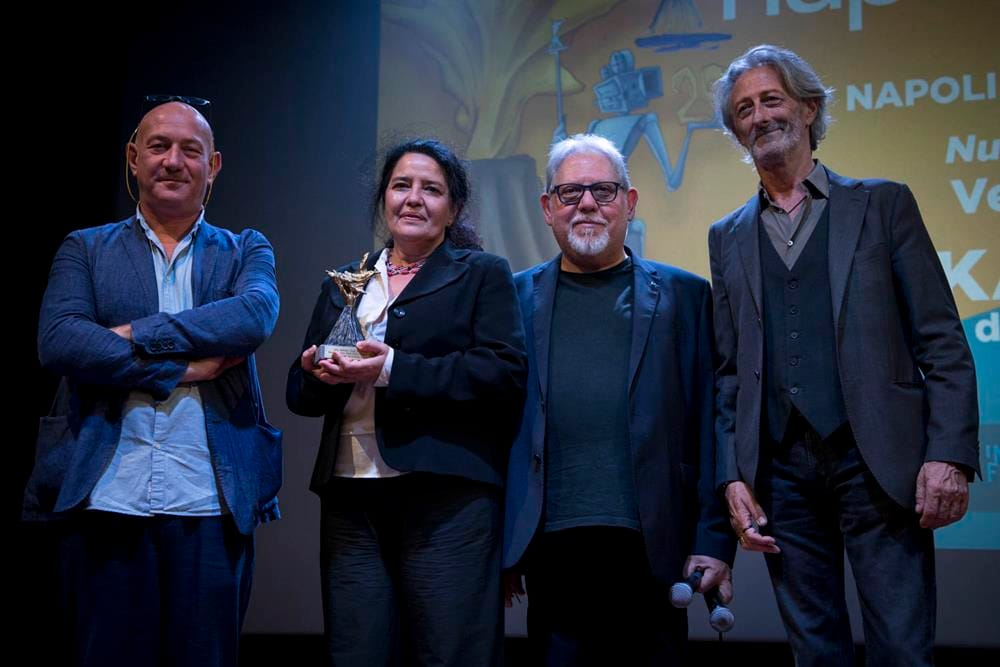 premiazioni-Cristina-Mantis-Copy Napoli Film Festival, tutti i premiati 2024. Violini: Dopo un quarto di secolo ora puntiamo al futuro