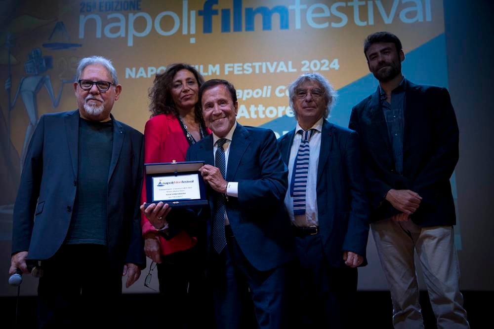 premiazioni-Giacomo-Rizzo-Copy Napoli Film Festival, tutti i premiati 2024. Violini: Dopo un quarto di secolo ora puntiamo al futuro