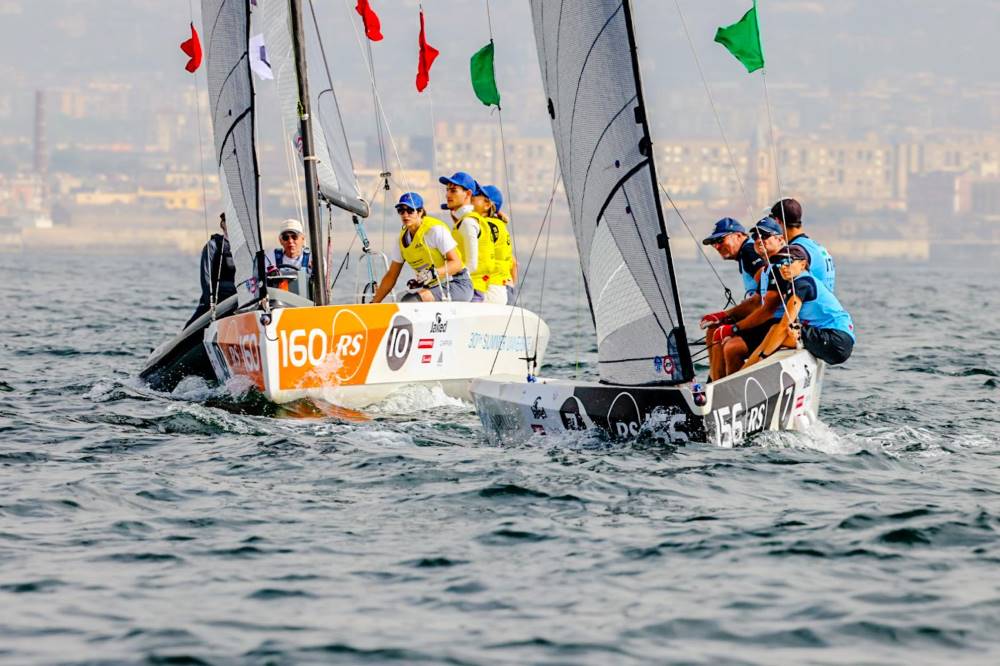 Regata-Rs21-low Vela: al Circolo Savoia inizia la finale dell'Europeo 2024 di Match Race
