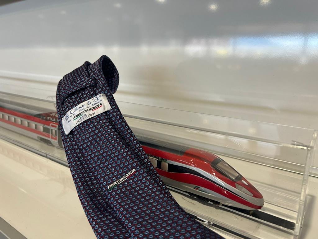 WhatsApp-Image-2024-10-05-at-10.09.03-1-Copy Frecciarossa sceglie Cilento per le sue cravatte e foulard di cerimoniale
